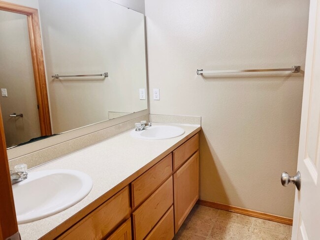 Building Photo - Enormous 4 Bed 2.5Bath + Bonus Room Great Lacey Neighborhood