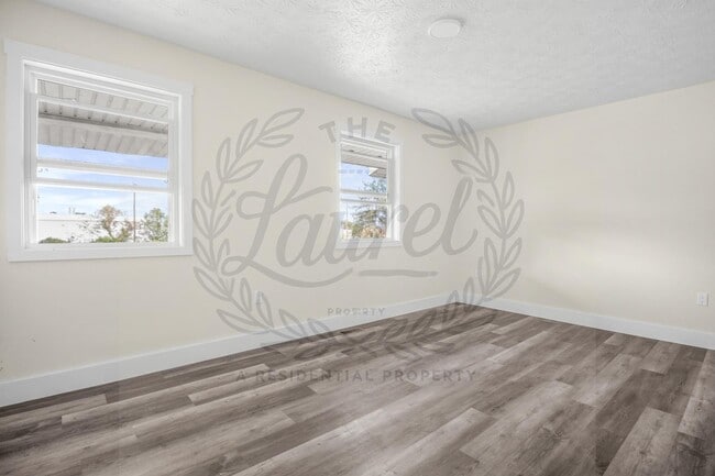 Building Photo - 453 S Laurel Rd