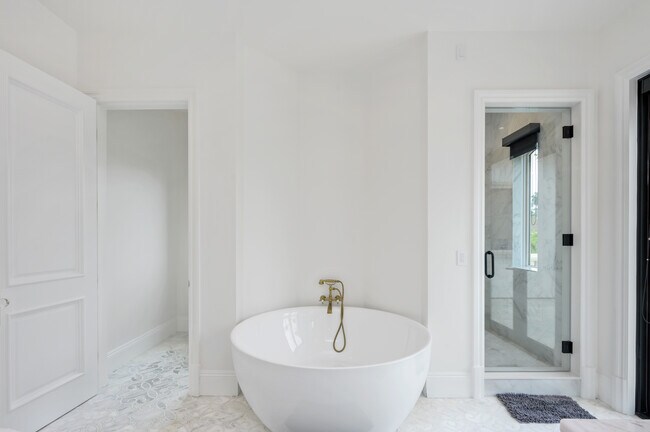 Building Photo - 517 N Camden Dr