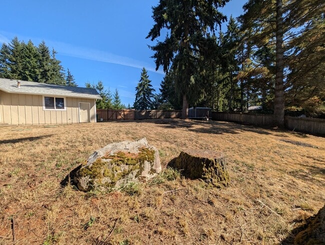 Building Photo - Well Maintained PO 3 Bedroom, HUGE FENCED ...