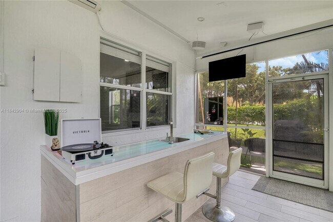 Building Photo - 6047 Seminole Gardens Cir