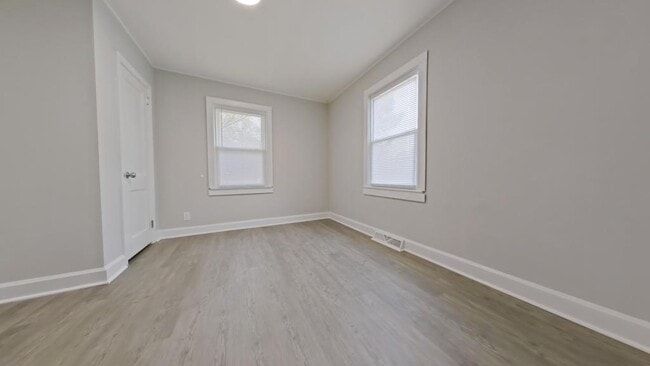 Building Photo - 414 E Peachtree Dr