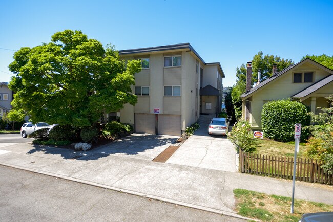 Small 10-units building with view of Lake Union and Downtown Seattle - 2003 Franklin Ave E