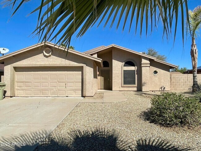 Building Photo - 6502 W Paradise Ln