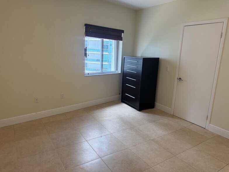 Building Photo - 1402 Brickell Bay Dr