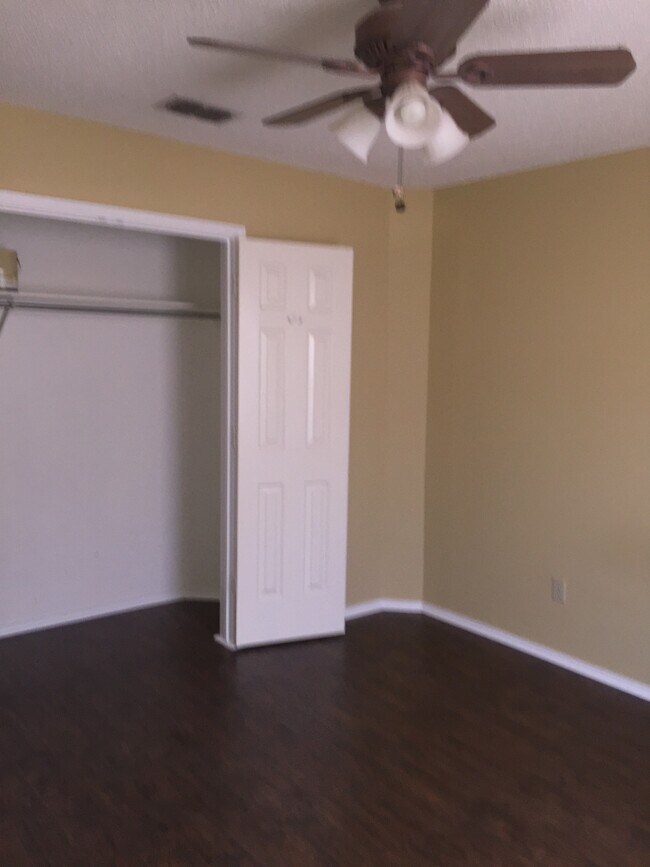 Building Photo - 6101 9th Dr