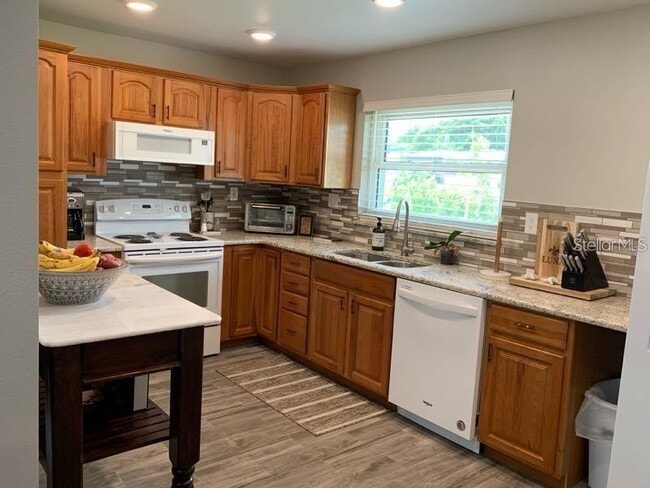 Building Photo - 527 Eastview Rd