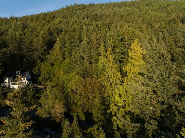 Building Photo - Beautiful home with views and in a gated c...