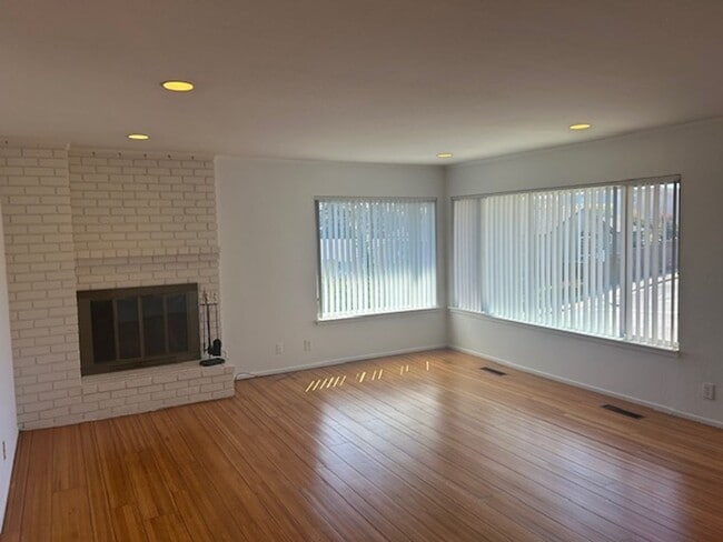 Building Photo - Simply a fabulous Hillsdale neighborhood f...