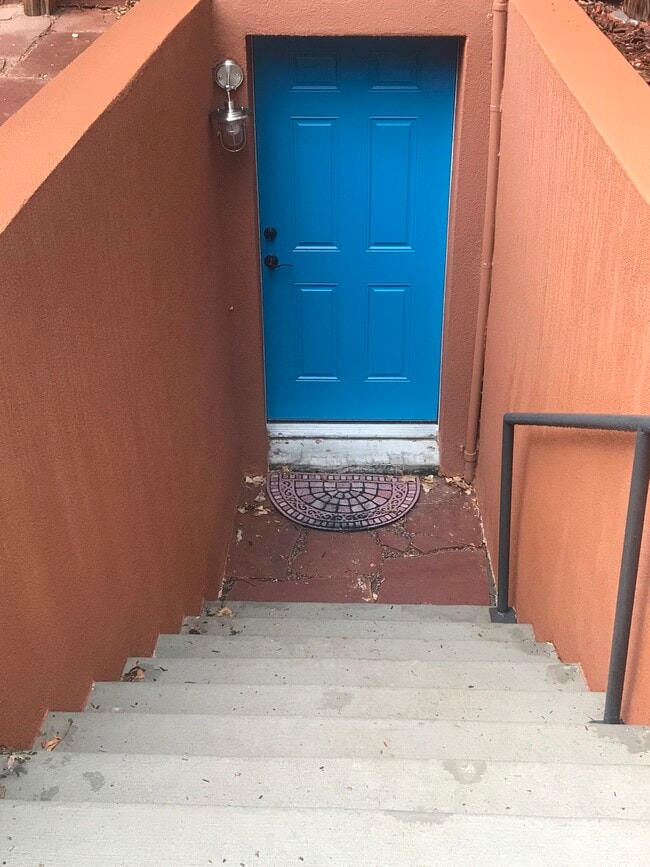 Private Entrance - 415 Lilac Ct