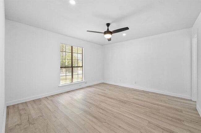 Building Photo - 5545 Pine Pl