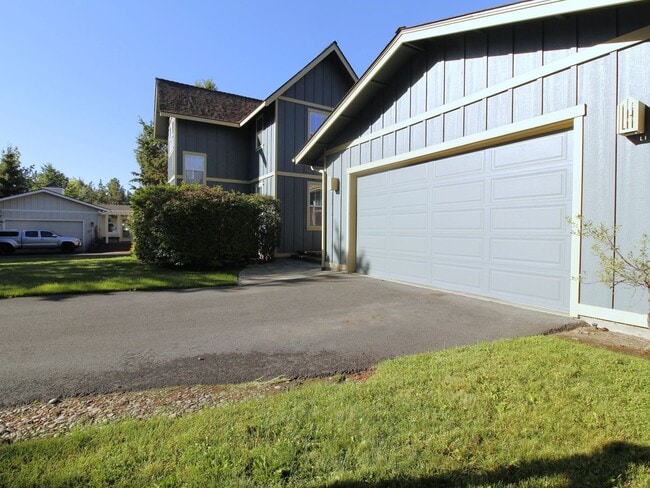Building Photo - Charming 3-Bedroom Home in NE Bend – Close...