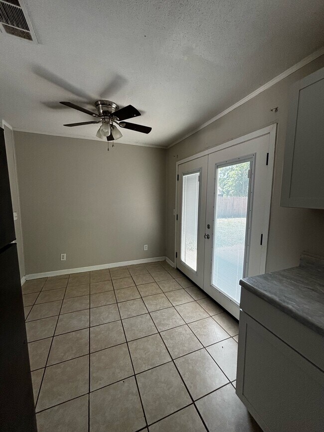 Building Photo - 709 Fleming Rd