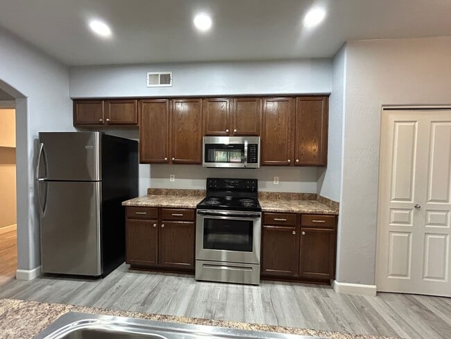 Building Photo - 955 E Knox Rd