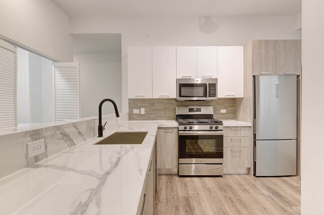 Building Photo - 100 E 14th St