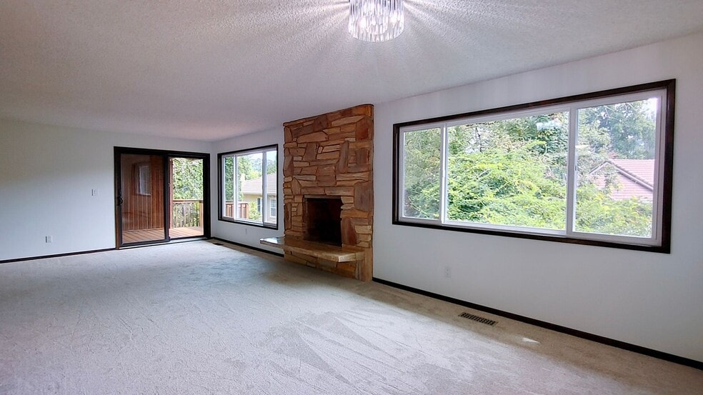 Building Photo - 4470 Lakeview Blvd