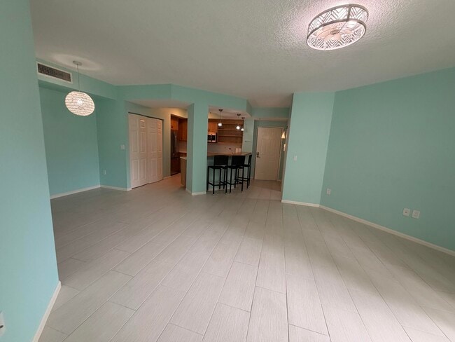 Building Photo - 630 S Sapodilla Ave