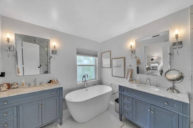 Building Photo - 6086 Seminole Gardens Cir
