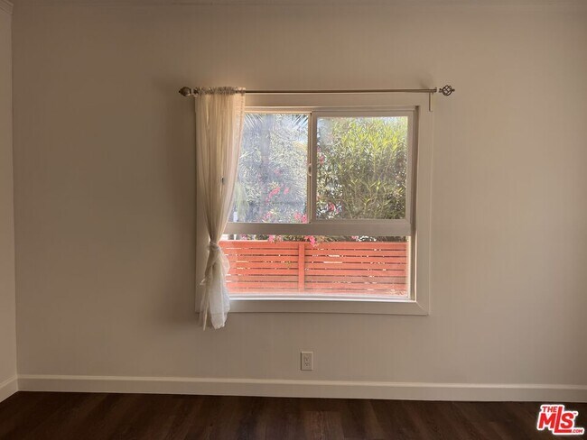 Building Photo - 1325 S Rimpau Blvd