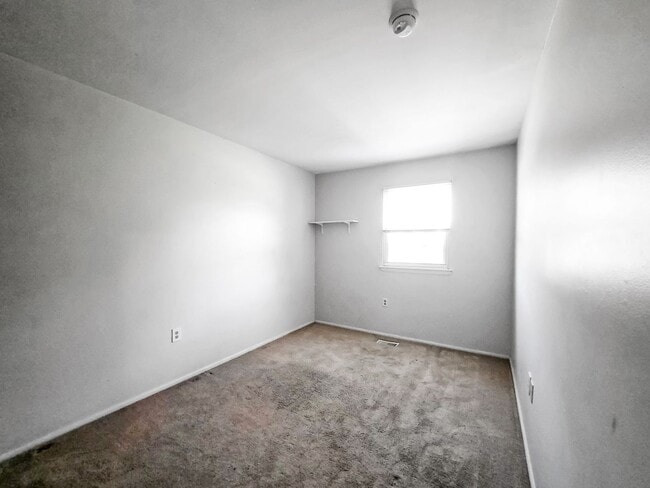 Building Photo - Bright & Spacious 3-Bedroom Townhome in So...