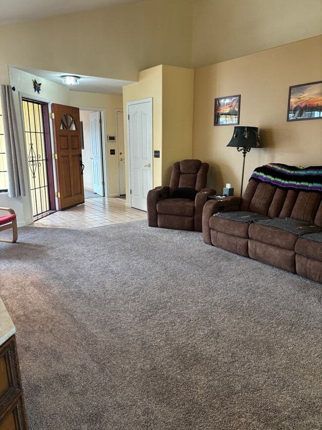 Building Photo - Unfurnished 3 bedroom 2 bath Home