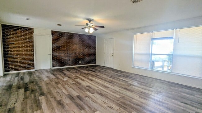 Building Photo - 121 Rue Max St