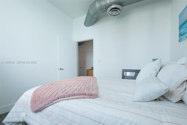 Building Photo - 700 NE 25th St