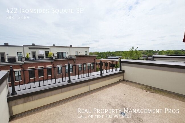 Building Photo - 422 Ironsides Square SE