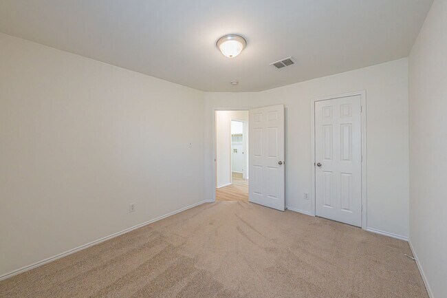 Building Photo - 3 Bedroom 2 Bath Home