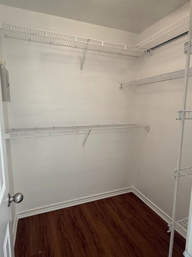 Building Photo - Awesome Huge 1 BD with Garage - Dog Park - Resort Pool - $1195