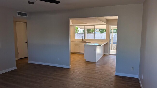 Building Photo - 1941 E Manhatton Dr