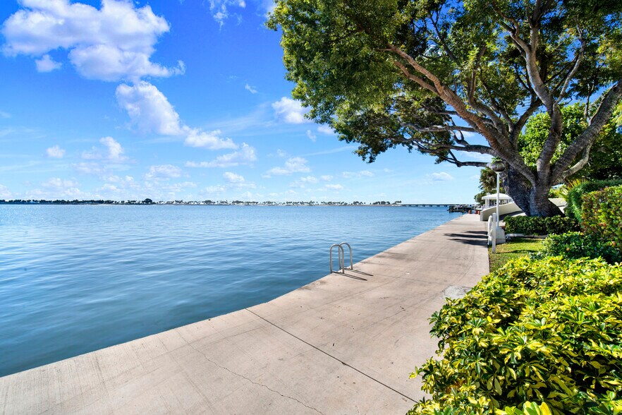 Building Photo - 1925 Brickell Ave
