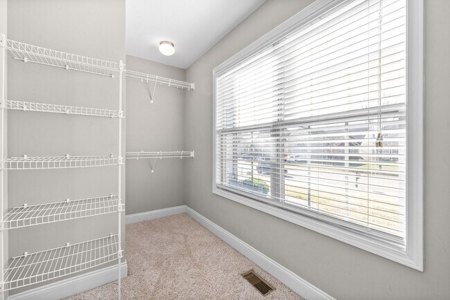 Building Photo - Three Bedroom with Bonus in Franklin Meadows!