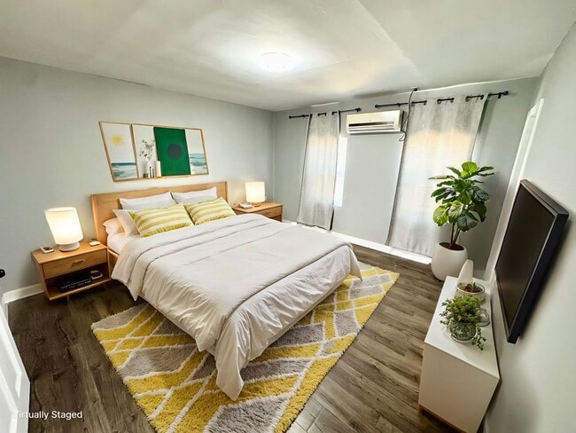 Building Photo - 2 bed 2 bath Single family home with a big...