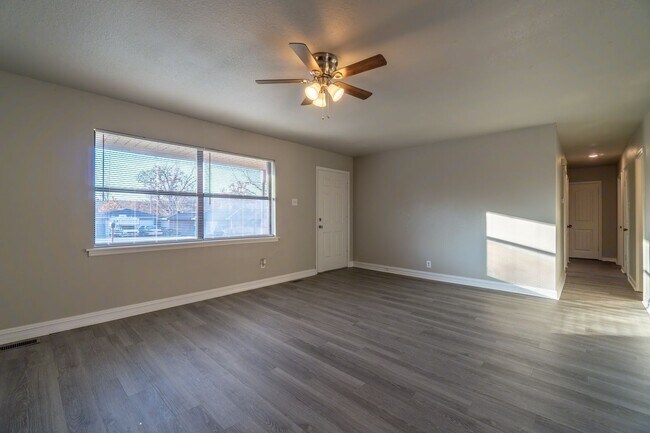 Building Photo - Charming 3 Bed / 1.5 Bath Home in Greenwood (1 Acre Lot)