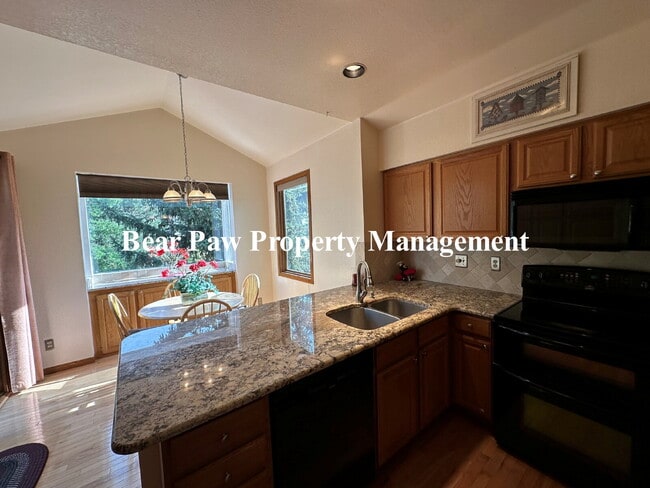 Building Photo - Beautiful Condo in Genesee!!