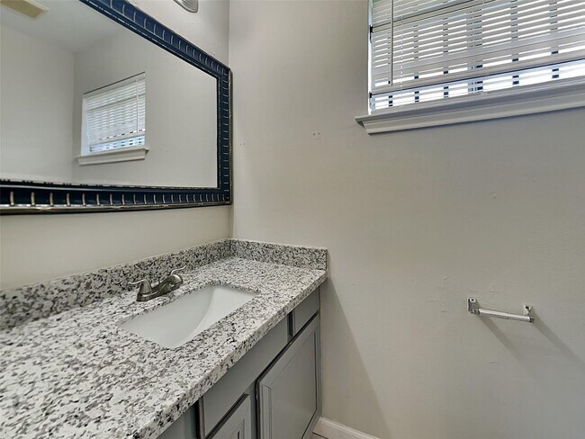 Building Photo - A spacious and move-in ready 3-bedroom, 1.5-bathroom home in Houston is now available. Fresh pain...