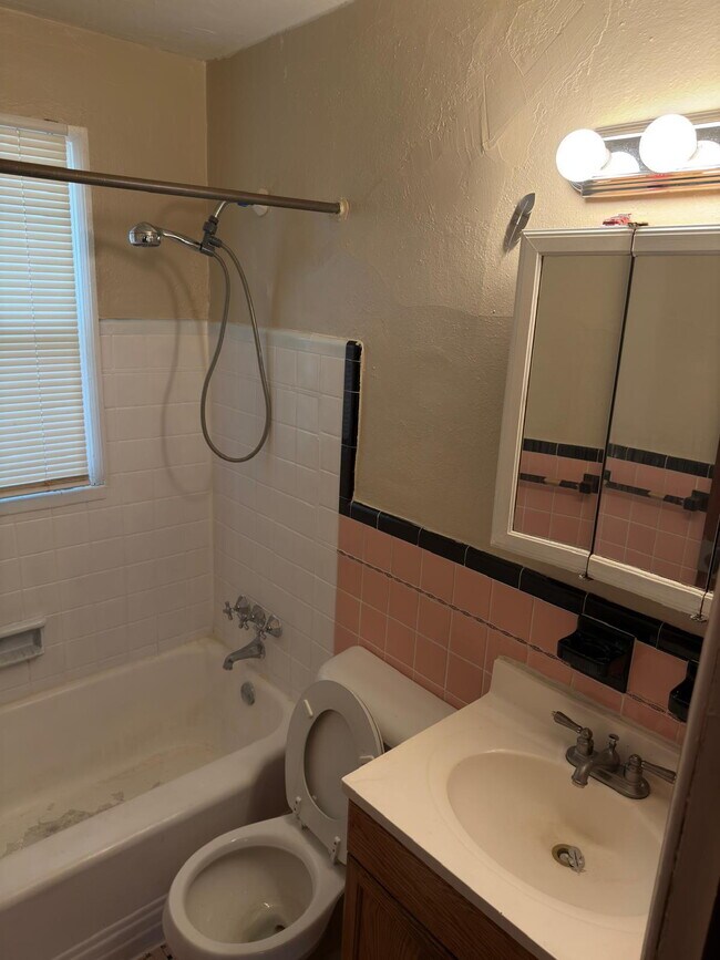 Building Photo - Well-Cared-For Home in St. Louis 63136