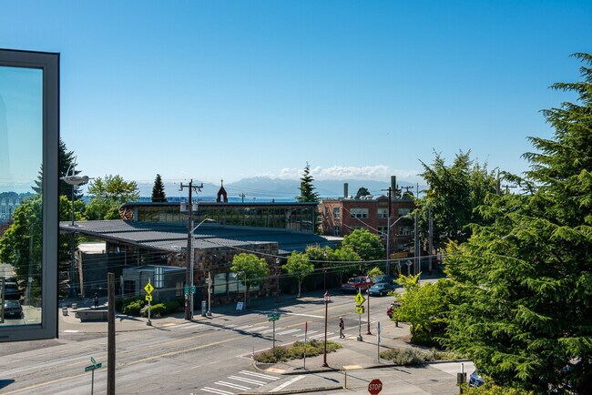 Building Photo - 2807 18th Ave S