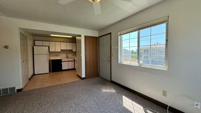 Building Photo - $1,260 | 3 Bedroom, 1 Bathroom Apartment |...