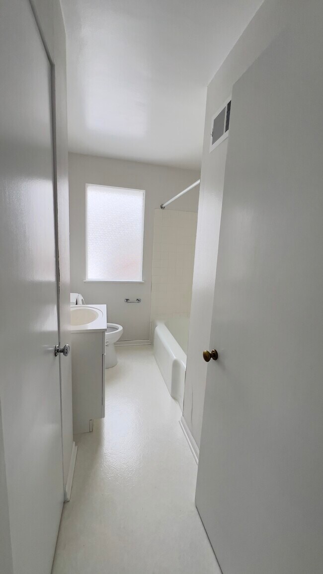 full hath - 2244 Scott Rd