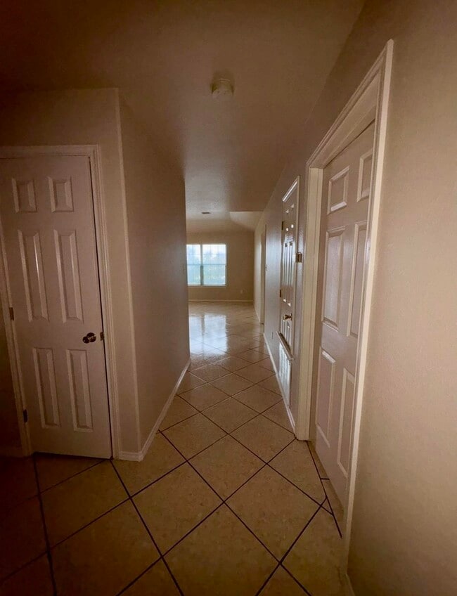 Building Photo - 121 Ramon Cardenas Dr