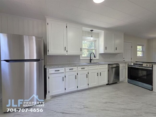 Building Photo - Fully Renovated 3 Bed/1 Bath Cottage in Wo...