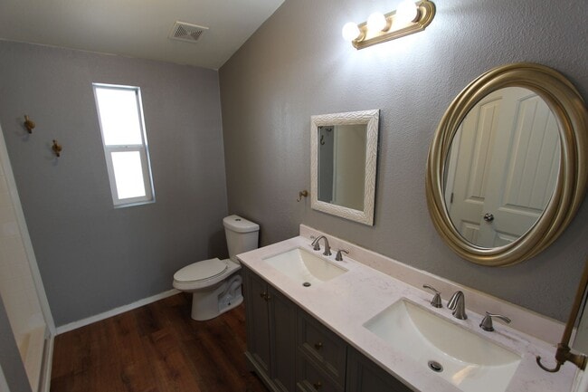 Building Photo - Move-in Special! Home in Christmas Tree es...