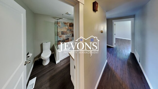 Building Photo - Near Randall Park - Charming home with two kitchens and washer/dryer included!