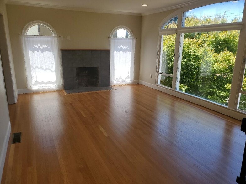 Living Room - 547 Santa Clara Ave