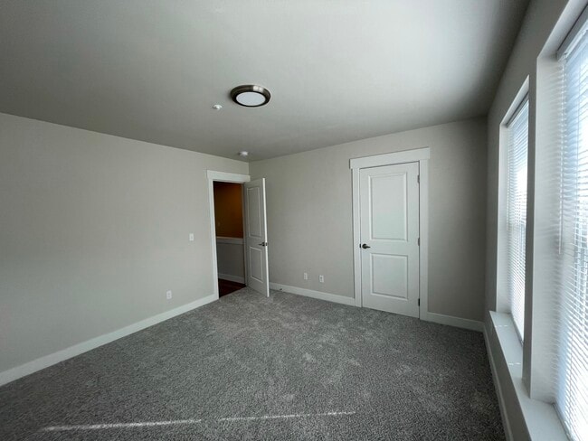 Building Photo - 430 S 2nd St