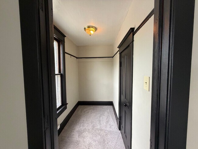 Building Photo - 224 S 14th St
