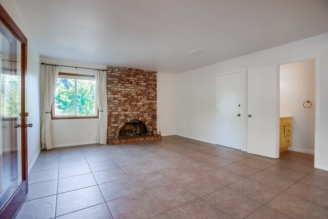 Building Photo - 543 Edna Way