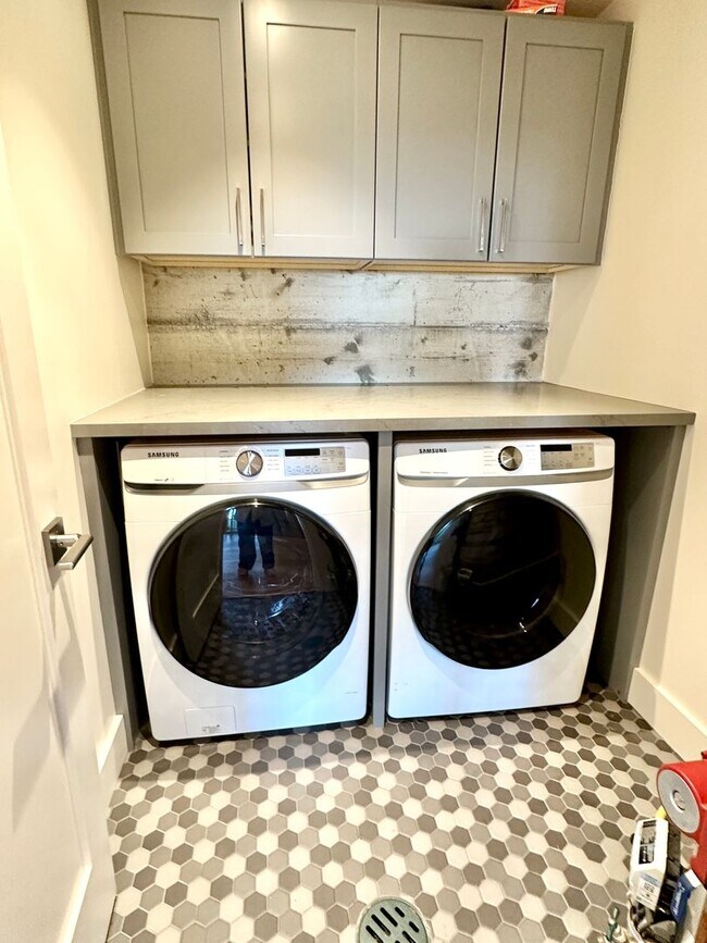 Building Photo - Fairfax Hillside Flat w/Valley Views